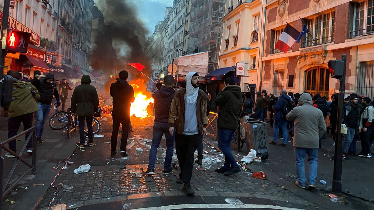 Ulice Paříže v plamenech. Po střelbě se do sebe pustili Kurdové s policií